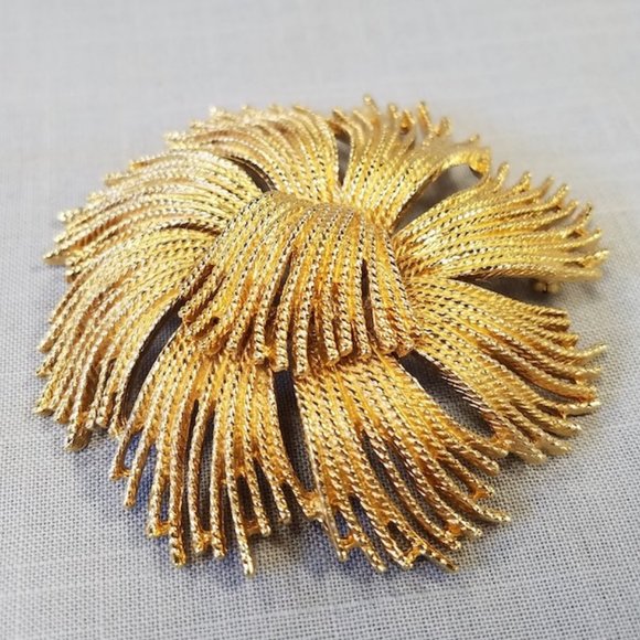 Vintage Monet "Cordelia" Demi Parure set Pin and Clip on Earrings - Picture 10 of 14